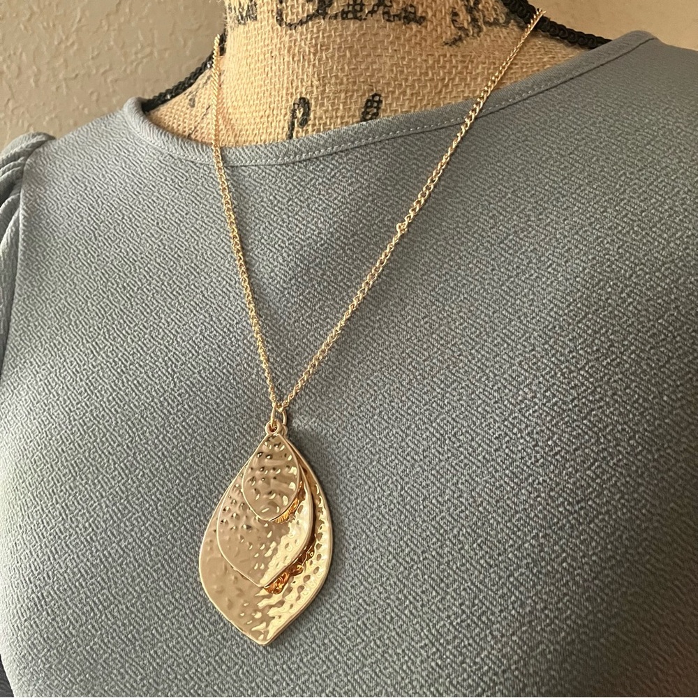 🍁🍂Hammered gold leaf pendant on long chain